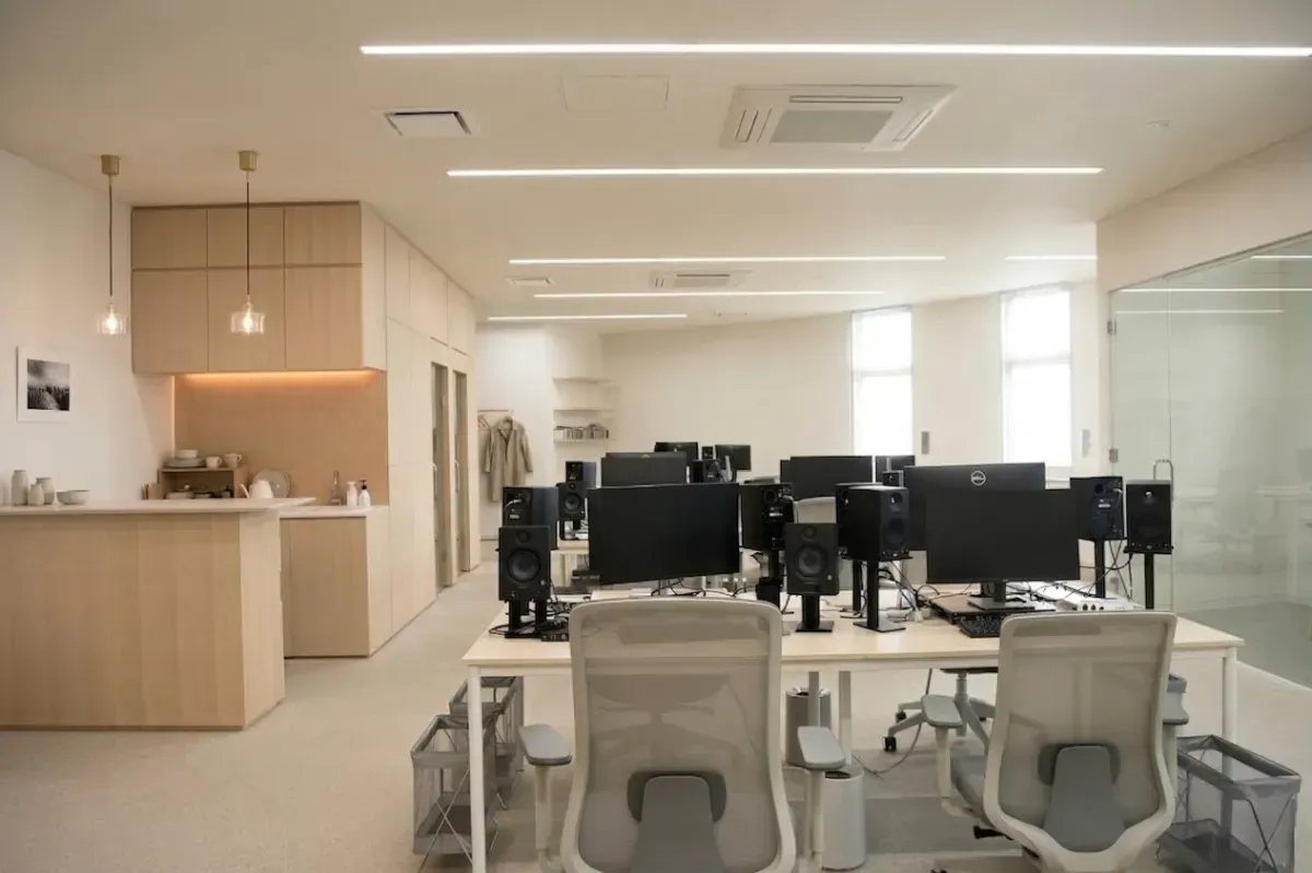 Pierre Sea Cle. Renovation Office in Chofu